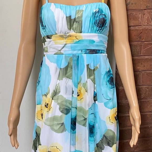 Beautiful Floral Dress - Picture 3 of 5